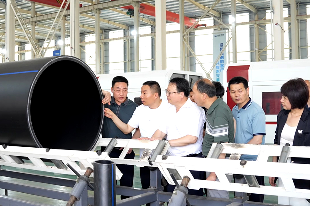 縣人大常委會(huì)副主任楊翠萍帶領(lǐng)阜南一中、三中教學(xué)骨干蒞臨豪家股份考察交流